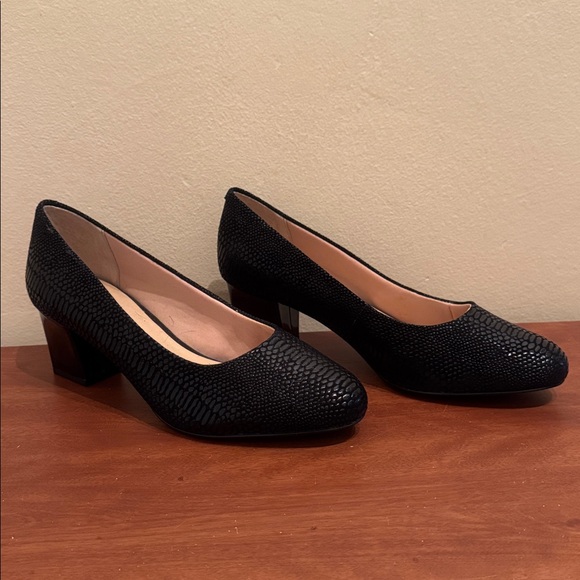 TROTTERS. Black Textured Block Heel Pumps Size 9W - Picture 2 of 8